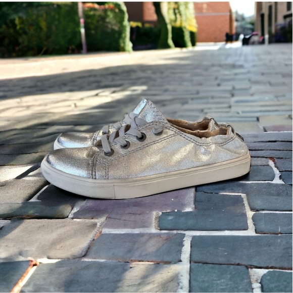 Steve Madden Jane silver sneaker. Gently worn. Super comfortable Great condition - Picture 10 of 17